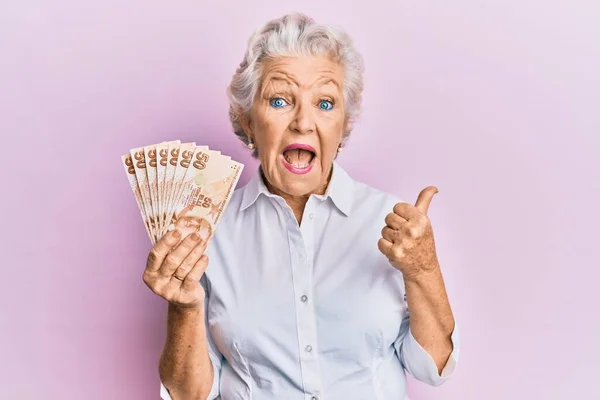 Oudere Grijsharige Vrouw Met Turkse Lira Bankbiljetten Met Duim Naar — Stockfoto