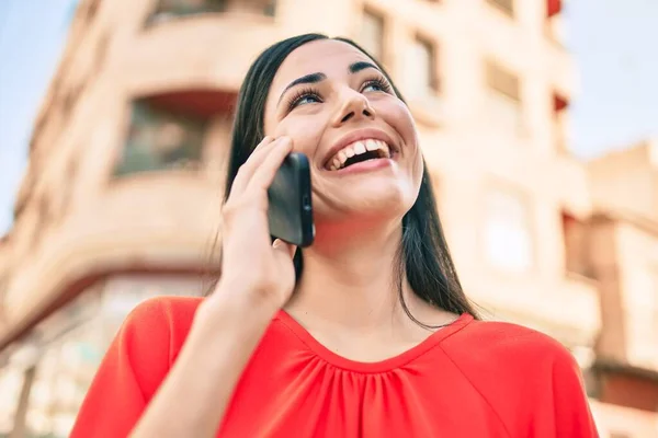 Jovencita Latina Sonriendo Feliz Hablando Smartphone Ciudad — Foto de Stock