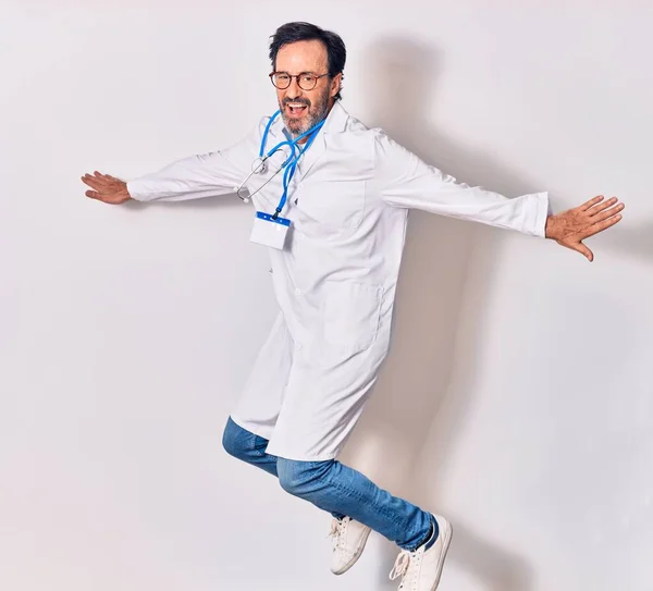 Médico Guapo Mediana Edad Vistiendo Estetoscopio Abrigo Sonriendo Feliz Saltando —  Fotos de Stock