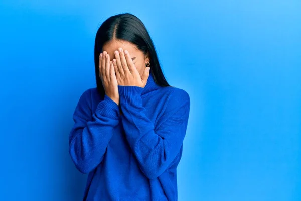 스웨터를 눈물을 흘리면서 손으로 얼굴을 가리는 표정의 아시아 우울증 — 스톡 사진