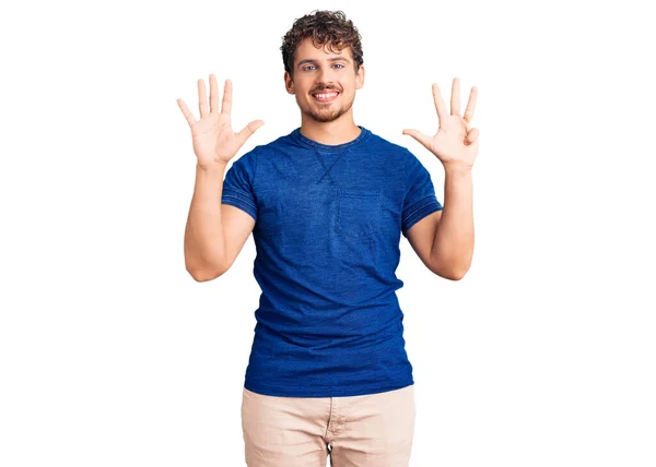 Jovem Homem Bonito Com Cabelo Encaracolado Vestindo Roupas Casuais Mostrando — Fotografia de Stock