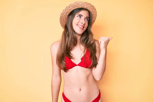 Hermosa Mujer Caucásica Joven Con Bikini Sombrero Apuntando Pulgar Hacia —  Fotos de Stock