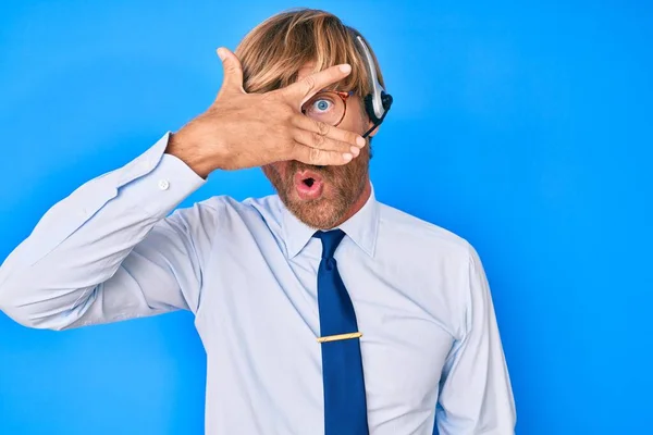 Jovem Loiro Vestindo Call Center Agente Fone Ouvido Espreitando Choque — Fotografia de Stock