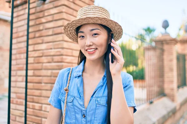 Jeune Femme Touristique Chinoise Parlant Sur Smartphone Rue Ville — Photo