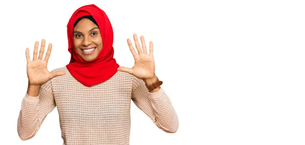 Jovem Afro Americana Vestindo Tradicional Lenço Islâmico Hijab Mostrando Apontando — Fotografia de Stock