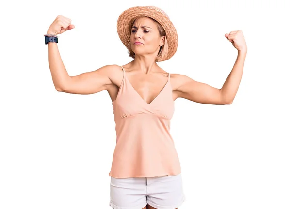 Mujer Rubia Joven Con Sombrero Verano Que Muestra Los Músculos —  Fotos de Stock
