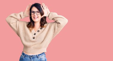 Güzel, genç, esmer bir kadın, günlük kıyafetler ve gözlük takıyor, gülümsüyor, gülümsüyor ve elleriyle dikizliyordu. Şaşırdım ve çıktım. 