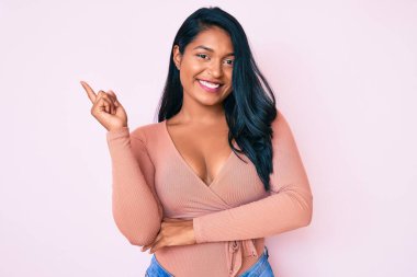 Güzel, uzun saçlı, sıradan kıyafetler giyen, mutlu gülümseyen, el ve parmak uçlarında gezen genç bir kadın. 