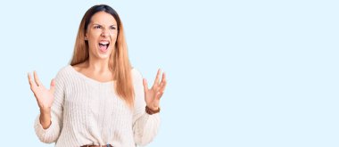 Güzel, genç bir kadın gündelik kıyafetler giyip deli gibi bağırıyor ve agresif bir ifade ve kollarla bağırıyor. hüsran kavramı. 