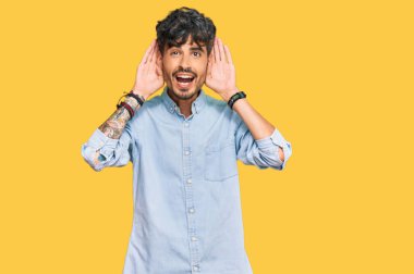 Gündelik giysiler giyen, neşeli gülümseyen, ellerini göstererek bir yuhalama oynayan İspanyol bir genç. Şaşırdım ve çıktım. 