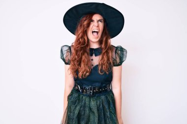 Cadı cadılar bayramı kostümü giyen genç ve güzel bir kadın kızgın ve öfkeli çığlıklar atıyor öfkeyle bağırıyor. öfke ve agresif konsept. 