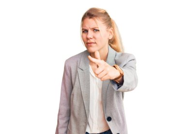 Zarif bir ceket giyen genç, sarışın bir kadın kameraya kızgın ve sinirli olduğunu gösteriyor. 