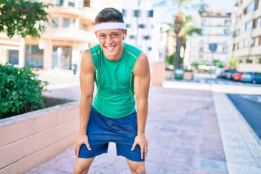 Genç İspanyol sporcu şehrin caddesinde durmaktan yoruldu.