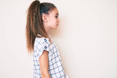 Şirin İspanyol çocuk günlük kıyafetler giyiyor. Tarafını arıyor, rahat poz veriyor. Kendine güvenen bir gülümsemesi var.. 