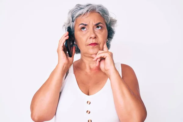 Ältere Hispanische Grauhaarige Frau Unterhält Sich Auf Dem Smartphone Ernsthaft — Stockfoto