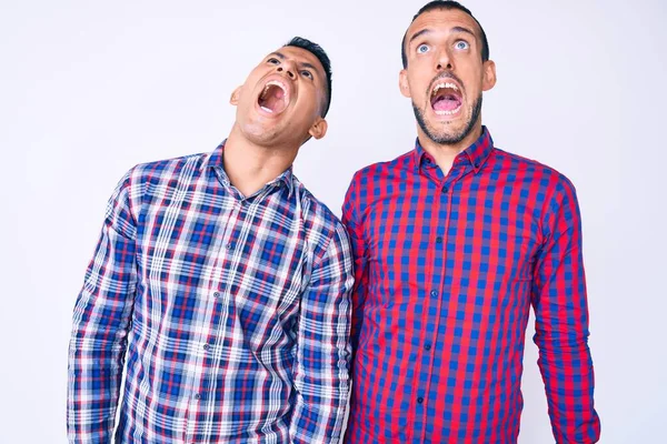 Jovem Casal Gay Dois Homens Vestindo Roupas Casuais Irritado Louco — Fotografia de Stock