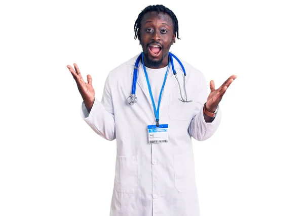 Jovem Afro Americano Com Tranças Vestindo Estetoscópio Médico Passe Celebrando — Fotografia de Stock