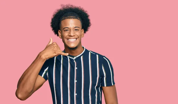 Africano Americano Com Cabelo Afro Vestindo Roupas Casuais Sorrindo Fazendo — Fotografia de Stock