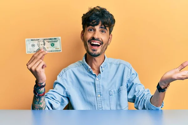 Fiatal Spanyol Férfi Kezében Dolláros Bankjegy Ünneplő Teljesítmény Boldog Mosollyal — Stock Fotó