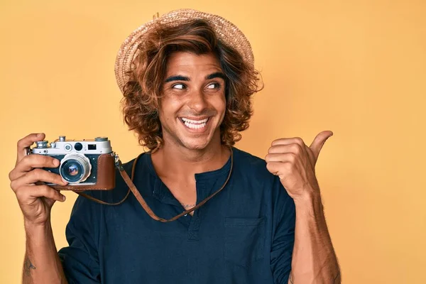 Jeune Homme Hispanique Portant Chapeau Tenant Une Caméra Vintage Pointant — Photo