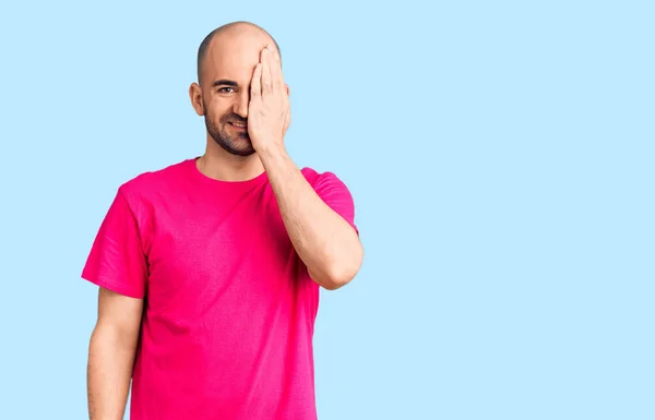 Mladý Pohledný Muž Neformální Tričko Zakrývající Jedno Oko Rukou Sebevědomý — Stock fotografie