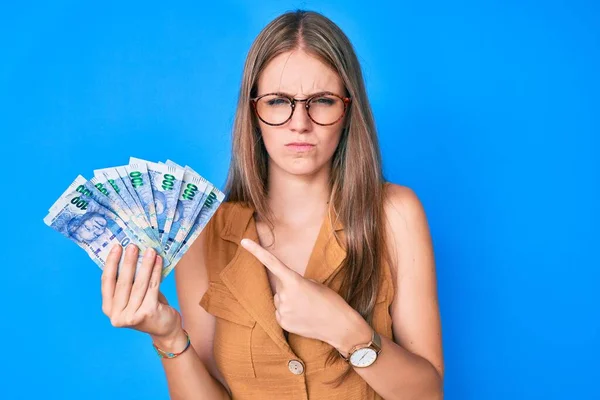 Jong Blond Meisje Met Zuid Afrikaanse Rand Bankbiljetten Sceptisch Nerveus — Stockfoto