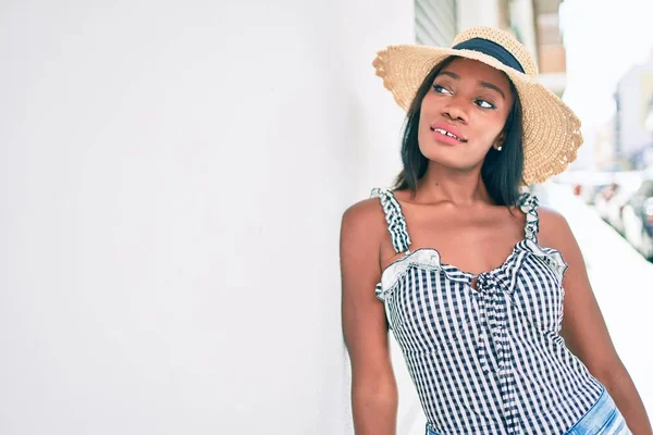 Junge Afrikanisch Amerikanische Frau Urlaub Lächelt Glücklich Der Wand Der — Stockfoto