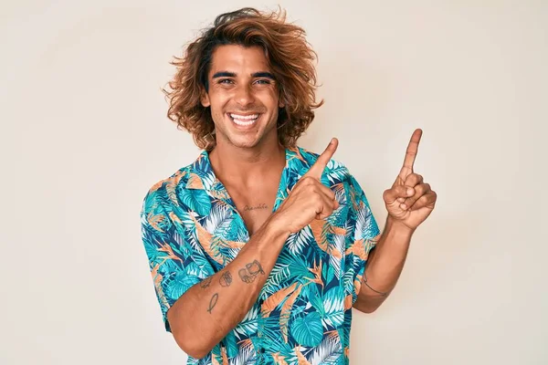 Yazlık Tişört Giyen Genç Spanyol Adam Gülümseyip Kameraya Bakıyor Iki — Stok fotoğraf