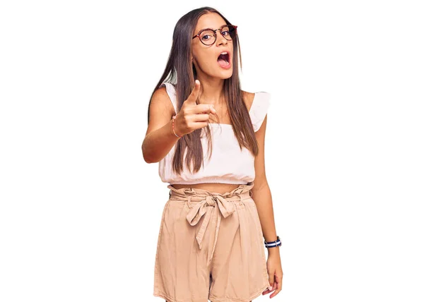 Ung Latinamerikansk Kvinna Bär Tillfälliga Kläder Och Glasögon Pekar Missnöjd — Stockfoto
