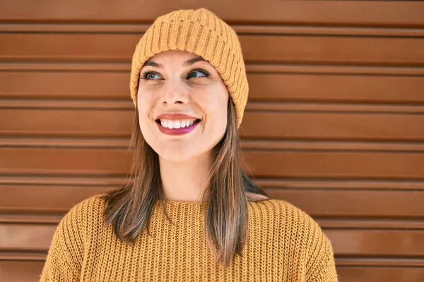 Mladá Blondýna Žena Zimním Stylu Šťastně Usmívá Městě — Stock fotografie