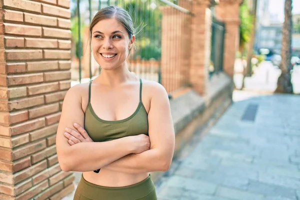 Jonge Blonde Sportvrouw Draagt Sportkleding Doen Oefening Stad — Stockfoto