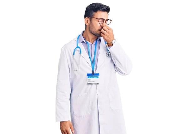 Junger Hispanischer Mann Arztuniform Und Stethoskop Reibt Sich Müde Nase — Stockfoto