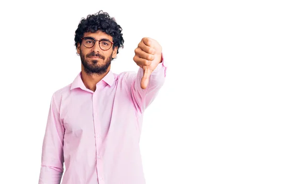 Joven Guapo Con Pelo Rizado Oso Con Ropa Negocios Que — Foto de Stock