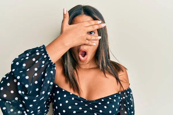 Jong Latijn Meisje Dragen Casual Kleding Gluuren Shock Bedekking Gezicht — Stockfoto