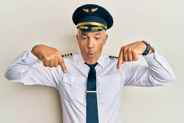 Hezký Muž Středního Věku Uniformě Pilota Letadla Ukazuje Dolů Prsty — Stock fotografie