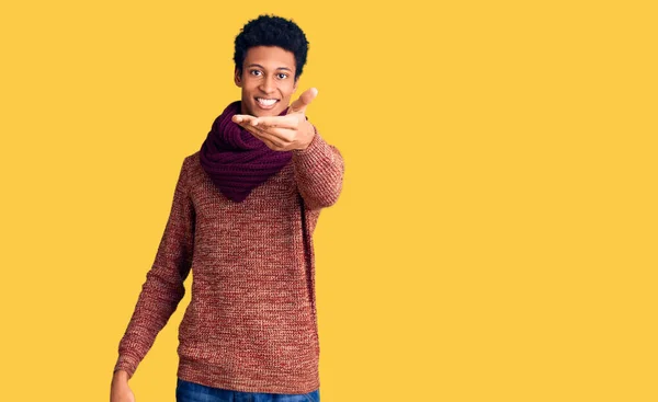 年轻的非洲裔美国人穿着休闲的冬季毛衣和围巾 面带微笑友好地握手表示问候和欢迎 成功的商业 — 图库照片