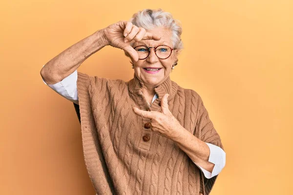 Donna Anziana Dai Capelli Grigi Indossa Abiti Casual Occhiali Sorridenti — Foto Stock