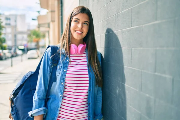 Νεαρή Ισπανόφωνη Μαθήτρια Χαμογελά Ευτυχισμένη Χρησιμοποιώντας Ακουστικά Ακουμπισμένα Στον Τοίχο — Φωτογραφία Αρχείου