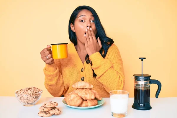 Beautiful Latin Young Woman Long Hair Sitting Table Having Breakfast — Stock Photo, Image