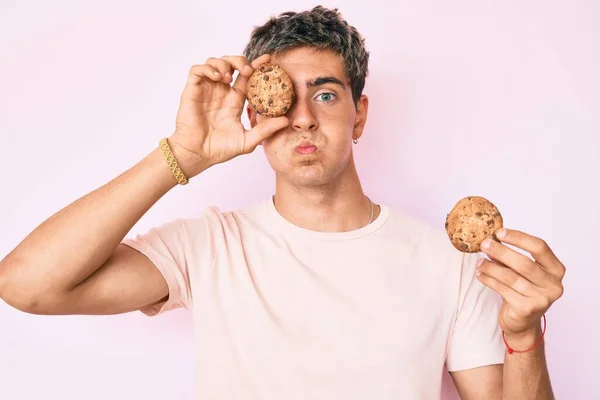 Jeune Homme Beau Tenant Des Biscuits Gonflant Les Joues Avec — Photo