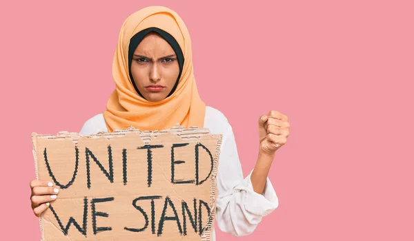 Junge Brünette Arabische Frau Vereint Stehen Wir Banner Genervt Und — Stockfoto