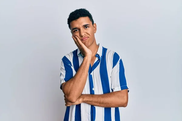 Hombre Árabe Joven Usando Ropa Casual Pensando Que Cansado Aburrido — Foto de Stock