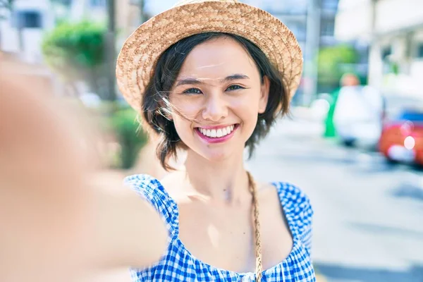 Giovane Bella Ragazza Sorridente Felice Fare Selfie Dalla Fotocamera Strada — Foto Stock