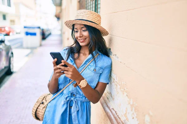 Mujer India Joven Apoyada Pared Usando Smartphone Ciudad — Foto de Stock