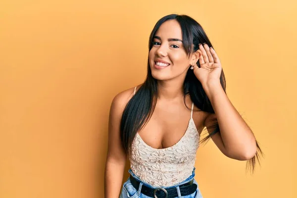 Menina Hispânica Bonita Nova Vestindo Roupas Casuais Sorrindo Com Mão — Fotografia de Stock