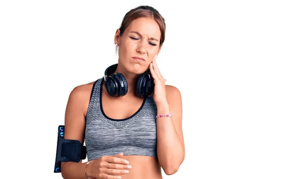 Joven Mujer Hispana Hermosa Usando Ropa Gimnasio Usando Auriculares Tocando — Foto de Stock