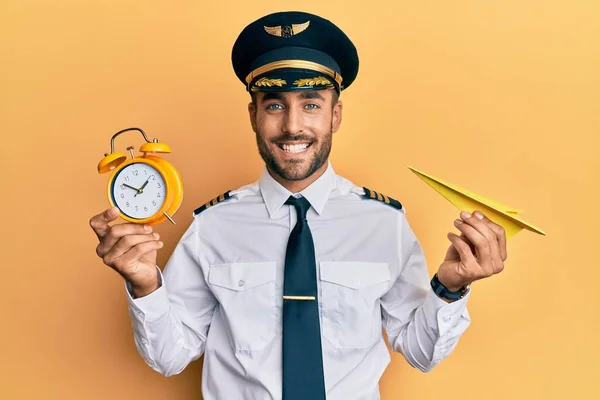 Elinde Kağıt Uçak Çalar Saat Tutan Yakışıklı Spanyol Pilot Yüzünde — Stok fotoğraf