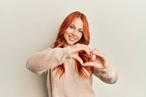 Jovem Mulher Ruiva Bonita Vestindo Camisola Inverno Casual Sorrindo Amor — Fotografia de Stock