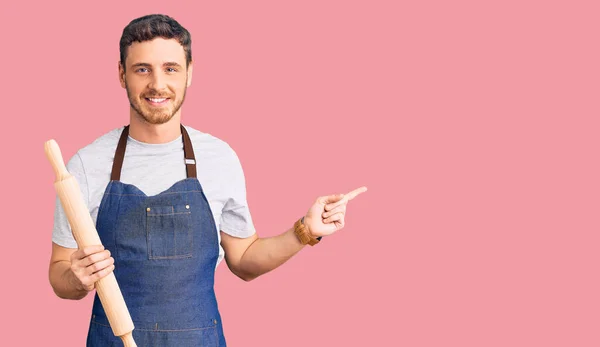 Guapo Joven Con Oso Vistiendo Delantal Panadero Profesional Sosteniendo Rollo — Foto de Stock