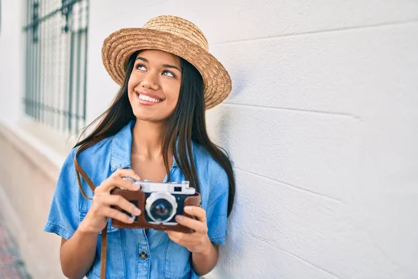 Ung Latinamerikansk Turist Flicka Semester Ler Glad Med Hjälp Vintage — Stockfoto